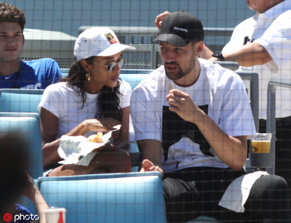 英超半场：罗杰斯世界波破门，维拉暂1-1曼联（英超半场战报：罗杰斯轰世界波，阿斯顿维拉暂与曼联1-1）