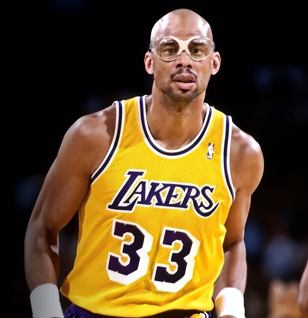 这也太快了！佩里首节没结束已经领到个人第三犯（佩里首节未完便三犯在身）