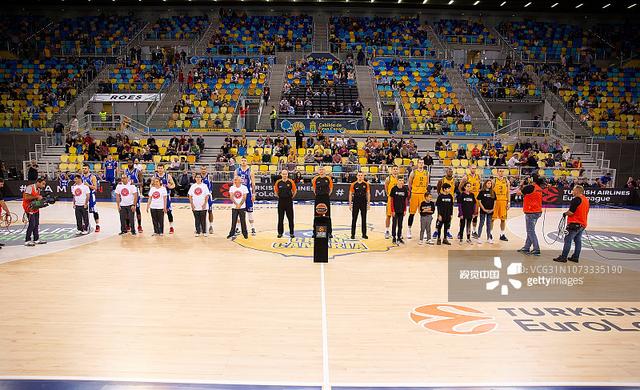 意媒：黄潜考虑买断那不勒斯租将拉法-马林，皇马握有回购权（意媒：比利亚雷亚尔考虑买断租借自那不勒斯的拉法-马林，皇马拥有回购权）