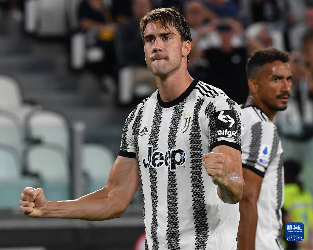 新疆一家进出口贸易公司向阿图什市捐赠足球场，价值1亿元（新疆一进出口贸易企业向阿图什市捐建足球场，捐资1亿元）