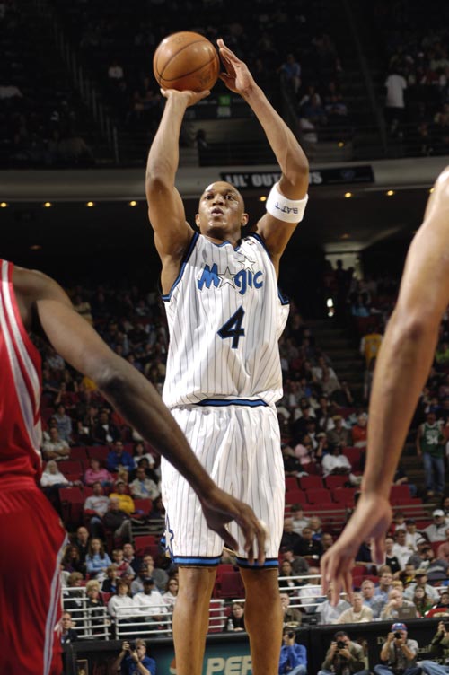 詹姆斯：亚当斯强的离谱，全队人加上教练组、安保才能卡住他（詹姆斯：亚当斯强到离谱，不把全队连同教练组和安保都拉上真拦不住）