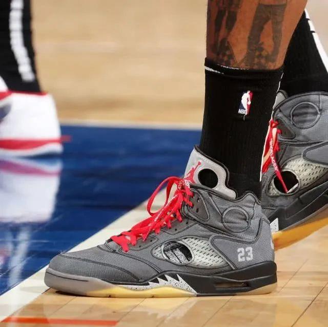 埃默松：我并不怀念在米兰的日子；那儿的人聊我比聊C罗还多（埃默松：对米兰无眷恋；那儿提到我的频率甚至高过C罗）