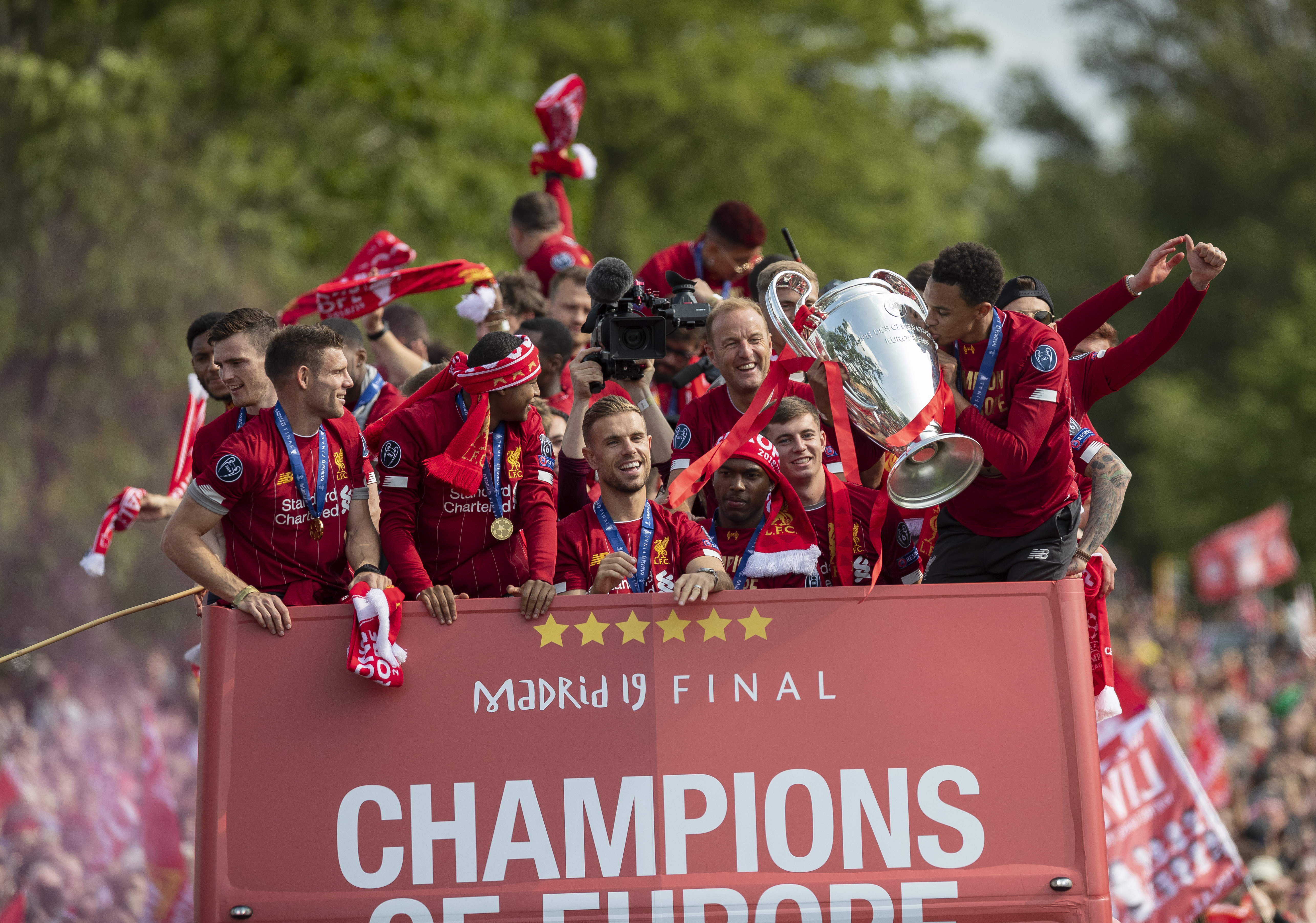 单场得分接近里程碑！乔治20中11得到37分5篮板6助攻（乔治20投11中高效砍下37分5篮板6助攻，单场得分逼近里程碑）