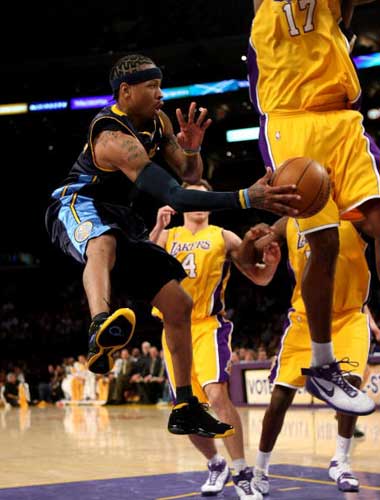 突发！阿诺德左腿受伤离场 皇马防线遭遇重创（阿诺德左腿伤退，皇马后防遭重击）