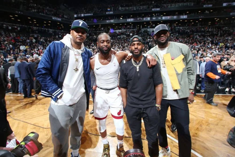 科里纳：正讨论足球中教练喊暂停的可能性，努力寻找解决方案（科里纳：探讨在足球比赛引入教练暂停，正积极寻求可行方案）