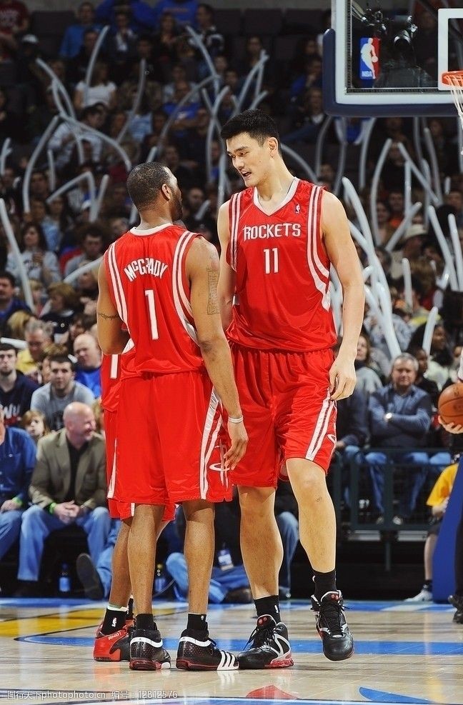 球迷看得手心冒汗（心跳时刻，球迷直捏一把汗）