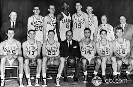 米切尔突破分球，展现卓越传球技巧（米切尔突破后精准分球，尽显精湛传球水平）