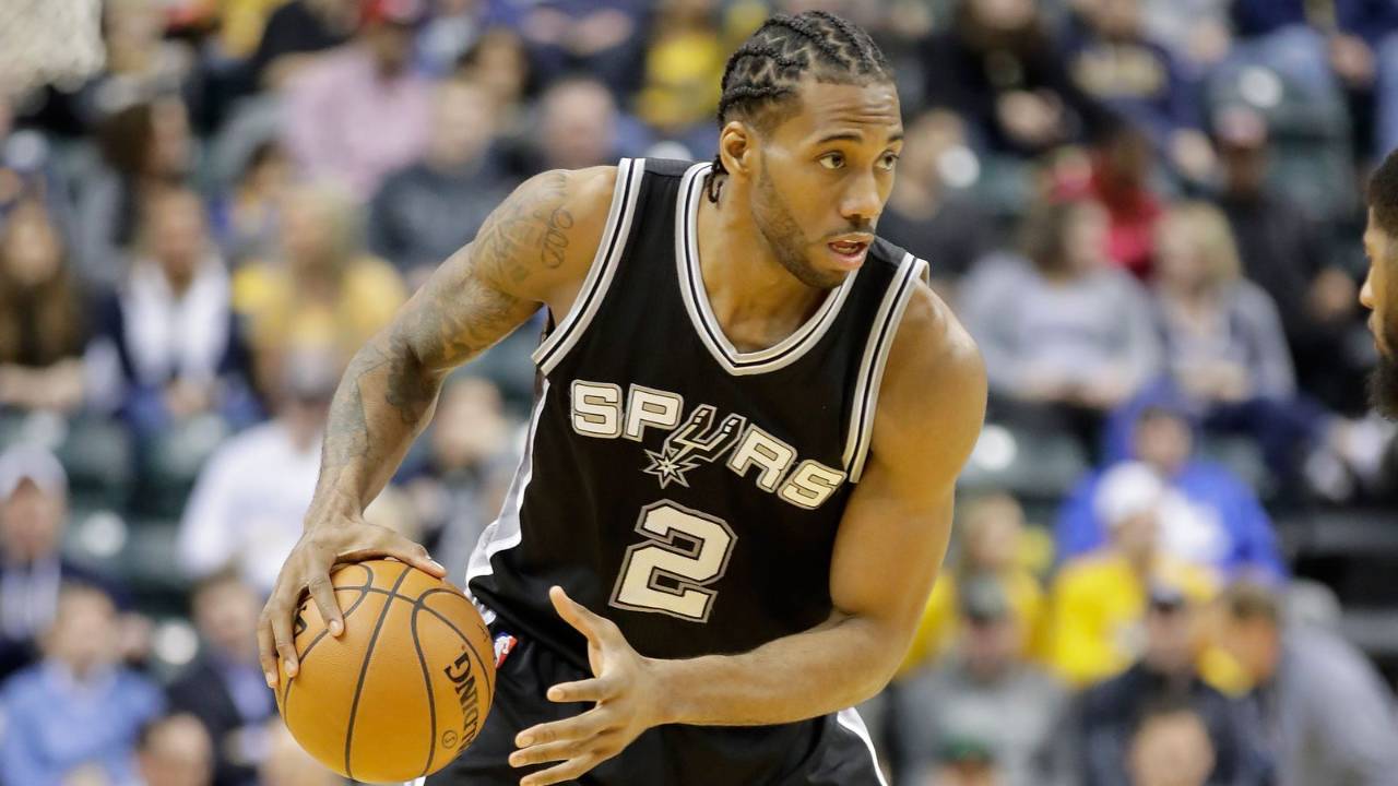 西足协前主席鲁比亚莱斯在发布会被扔鸡蛋，试图回击但被拦住（西班牙足协前主席鲁比亚莱斯发布会上遭扔鸡蛋，欲反击被阻止）