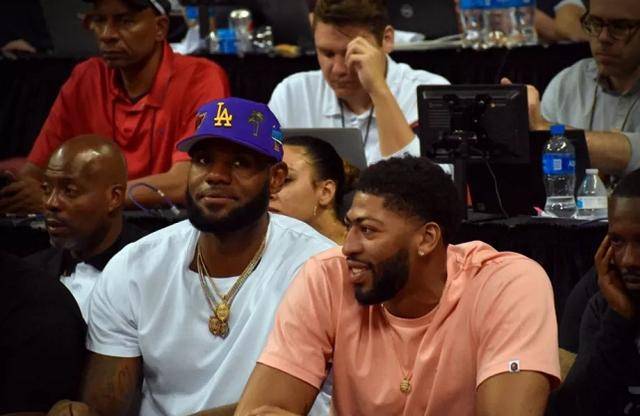 记者报道苏亚雷斯即将续约迈阿密国际一年！继续跟梅西当队友！（苏亚雷斯将与迈阿密国际续约一年，继续与梅西当队友！）