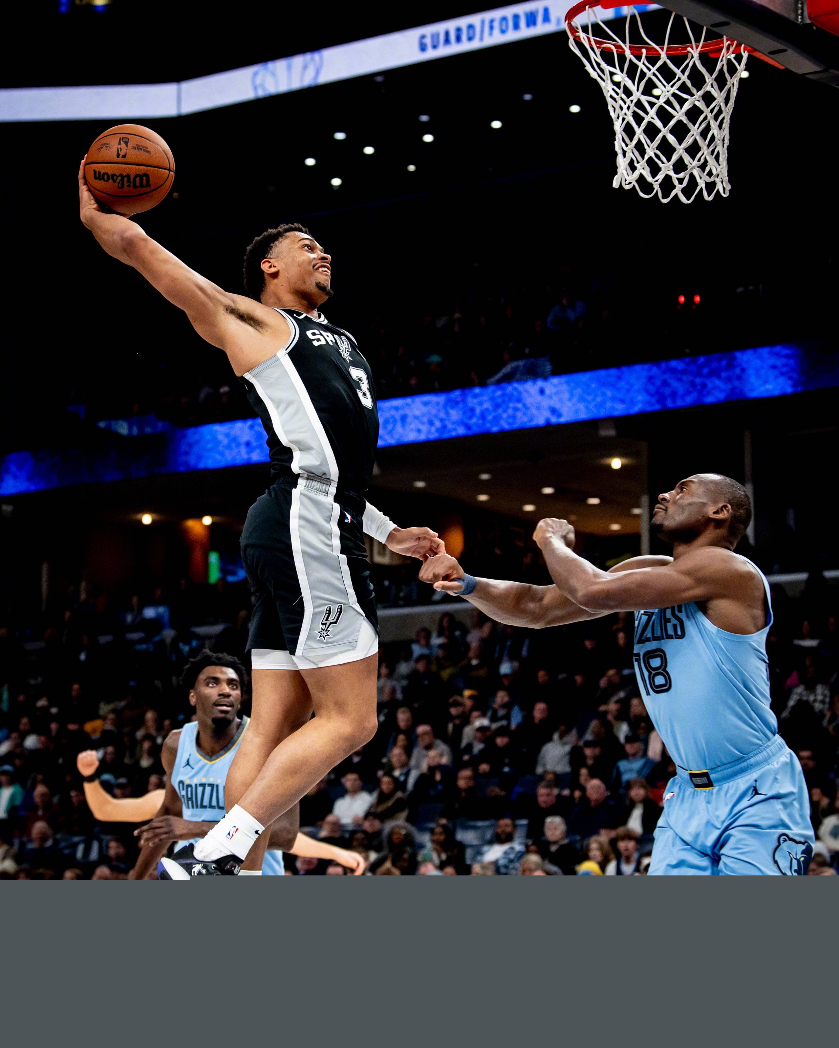 天津双外援首节同时上双，领先山西11分（天津双外援首节齐破两位数，山西暂落后11分）