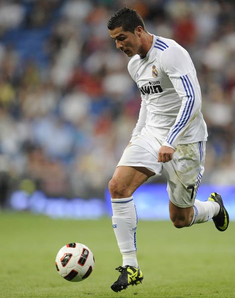 状态出色！狄龙半场16中8轰20分4板（手感火热！狄龙半场16投8中砍下20分4篮板）