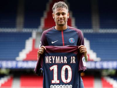 国乒8-2法国！混双+女单+男双全压制，梁靖崑领先被逆转该反思！（国乒8比2击败法国：混双、女单、男双全面占优，梁靖崑领先遭逆转需反思）