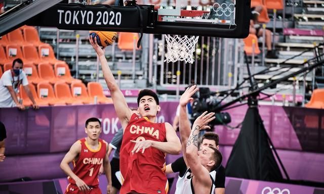 韦世豪比赛中与酒井高德发生口角（赛中韦世豪与酒井高德发生言语冲突）