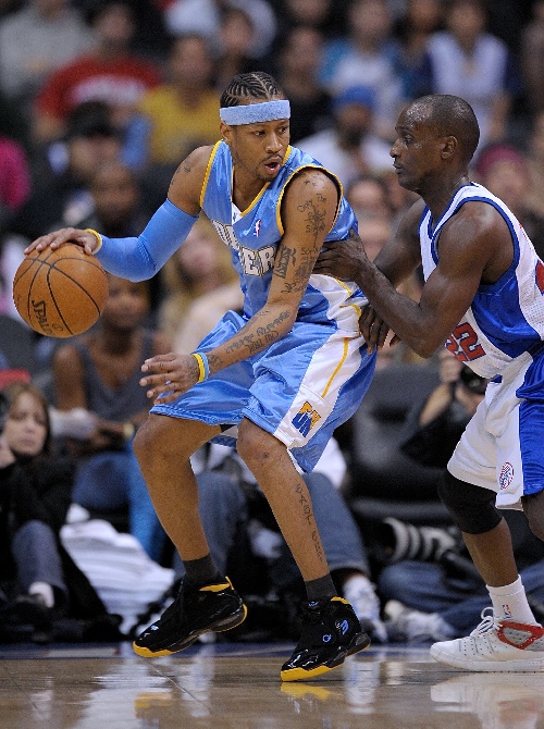 威少本赛季首发时场均接近15+8+8，高于赛季平均数据（威少本季首发场均近15分8板8助，数据优于赛季均值）