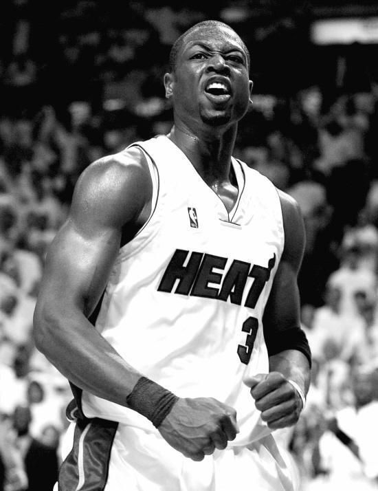 欧文突破助攻制胜球（欧文强突妙传造绝杀）