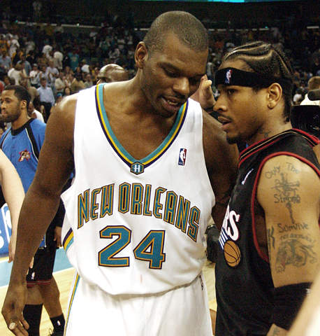 曼联无法复兴 阿莫林临场够差劲 主场1-1西汉姆联领先就乱换人（曼联复兴受阻：阿莫林临场调度遭质疑，主场1-1西汉姆，领先后换人失衡）