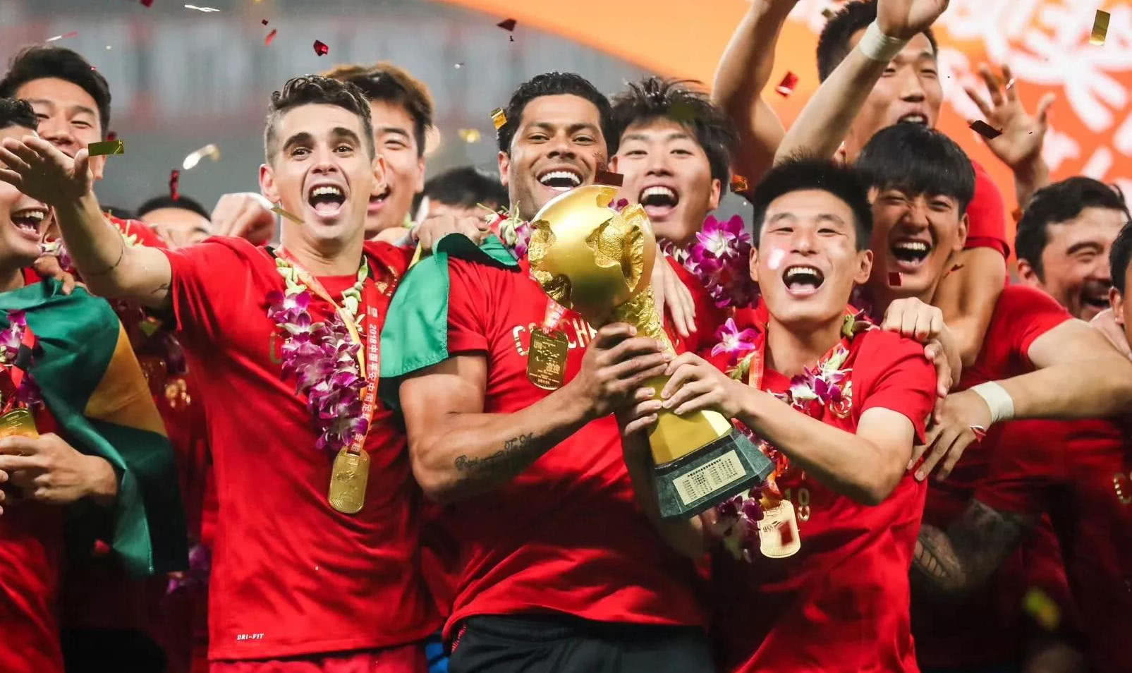 西媒：球迷抱怨新诺坎普座位间距太小，入口台阶高低不平（西媒：新诺坎普座椅间距过窄、入口台阶不平整引发球迷不满）