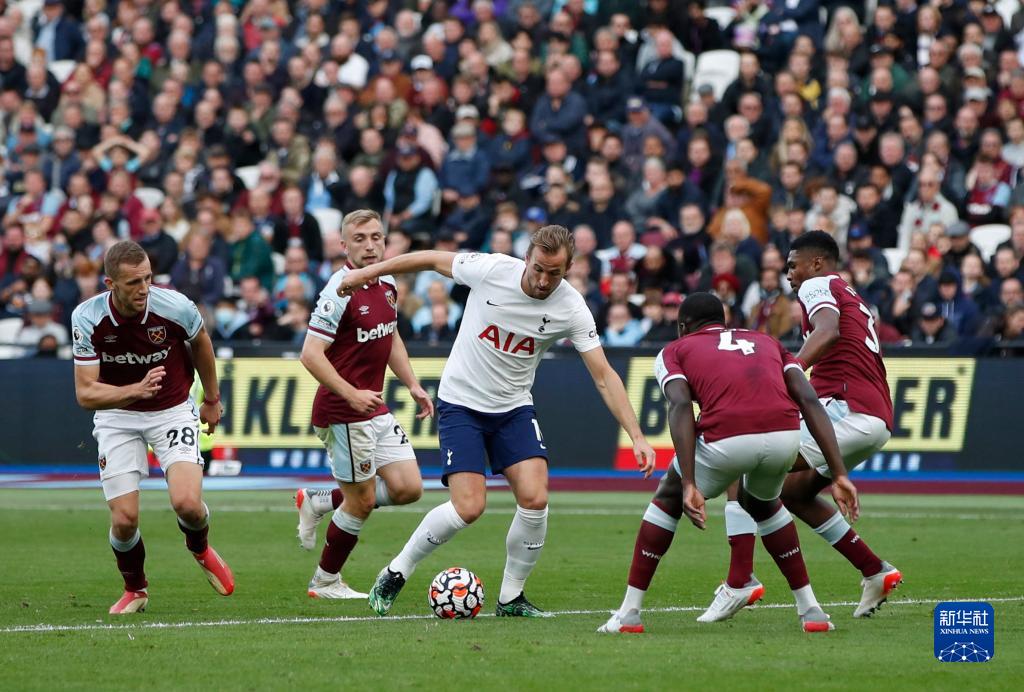 李弘权半场神勇表现，8中7砍下18分，三分球5中4（李弘权半场爆发，投篮8投7中轰下18分，三分5投4中）