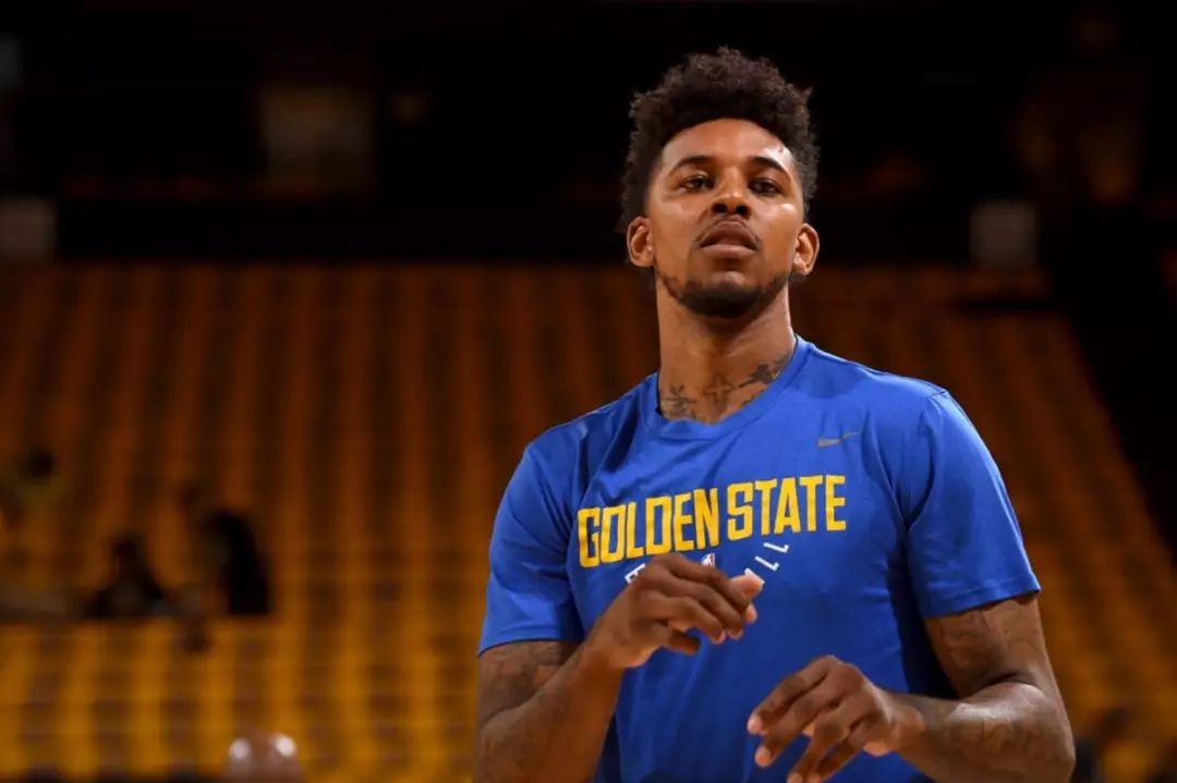 热身踩到球扭伤！华盛顿：我很努力训练&没想到这种事 很高兴复出（热身意外踩球扭伤，华盛顿：一直刻苦训练却未曾预料，如今复出很开心）