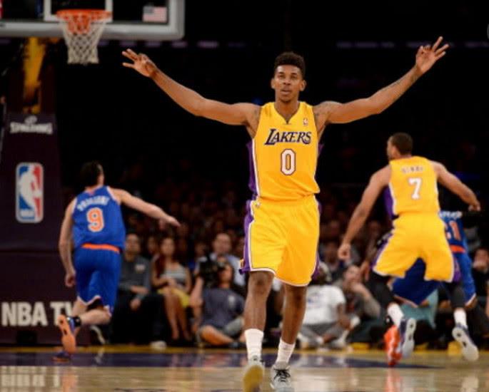 麦克阿瑟FCvs大埔亚冠赛前为香港大埔火灾遇难者...（亚冠赛前，麦克阿瑟FC对阵大埔，为香港大埔火灾遇难者致哀）