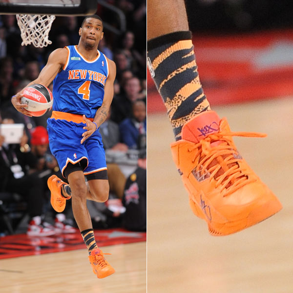 咪咕前方！@胡金秋21 手持冠军鼎登场，@浙江广厦篮球俱乐部 新赛季出征仪式（直击@浙江广厦篮球俱乐部新赛季出征仪式：@胡金秋21 手捧冠军鼎亮相）