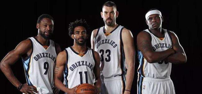 小将赛后拥抱母亲太感人（赛后小将与母亲相拥，场面动人）