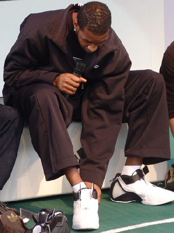 小海梅鞋没穿好照样能进三分，命中后自己娇羞一笑（小海梅鞋没穿稳仍命中三分，得手后羞涩一笑）