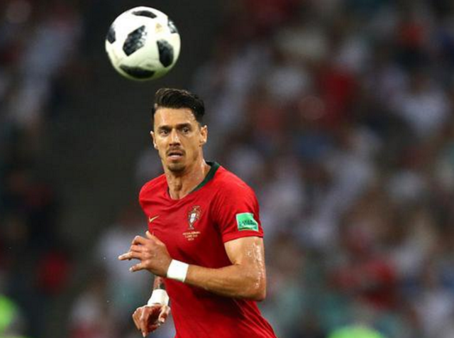 足球裁判规则误区解析（足球裁判规则常见误区解读）